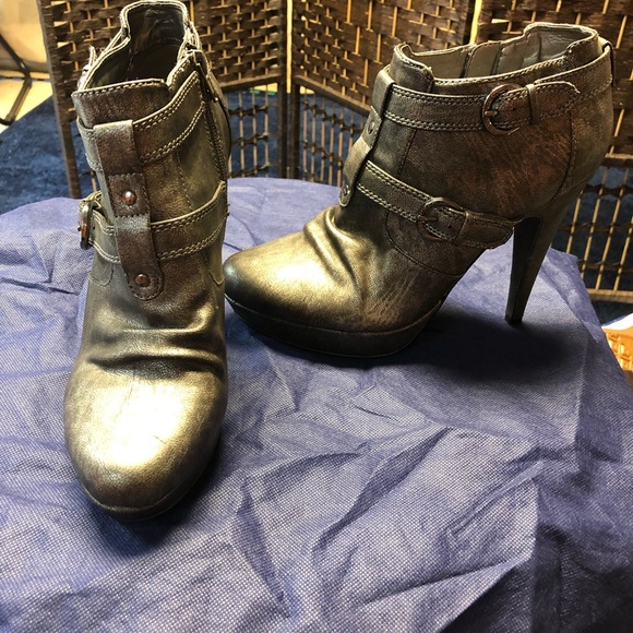Guess 9.5 sized platform boots. Very sexy. - Picture 2 of 6